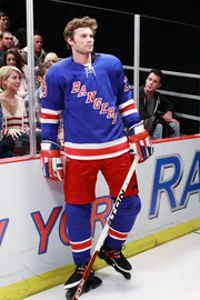 Als Dannys (Derek Theler) Gl&uuml;ckstrikot kaputt geht, haben seine Freunde alle H&auml;nde voll zu tun, um ihn zu bes&auml;nftigen ...