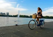 Nach Schulschluss in Hamburg hat Emma (Sophie Karbjinski) noch was vor: einen Abstecher nach Sydney - bis zum n&auml;chsten Tag.