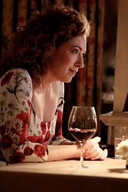 Alex Kingston (Sloane Thompson).