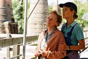 Nina (Muriel Baumeister, r.) findet ihre Oma (Ruth Gl&ouml;ss, l.) im "Zwiegespr&auml;ch" mit ihrer gro&szlig;en Liebe auf dem Dach.