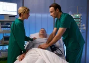 ARD/MDR IN ALLER FREUNDSCHAFT FOLGE 690, "14:27", am Dienstag (23.06.15) um 21:00 Uhr im ERSTEN. Dr. Roland Heilmann (Thomas R&uuml;hmann, mi.) hat die Operation &uuml;berstanden, doch nun hat sich eine Infektion ausgebreitet. Dr. Lea Peters (Anja Nejarri, li.) und Dr. Martin Stein (Bernhard Bettermann, re.) wissen, dass Roland sofort operiert werden muss. Doch sein Zustand ist so schlecht, dass niemand sagen kann, ob er jetzt schon eine weitere OP &uuml;berstehen wird.