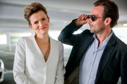 Ein schickes Paar: Adina Vetter als Sabine Herold; Lucas Gregorowicz als Bertram Seli Ein schickes Paar: Adina Vetter als Sabine Herold; Lucas Gregorowicz als Bertram Seli