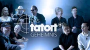 In "Das Tatort Geheimnis" geht es um Charaktere, F&auml;lle, St&auml;dte, Fans, um unvergessliche Dreharbeiten, um Pannen, um Freundschaften, um die "Tatort"- Forschung, und was diese ARD-Reihe f&uuml;r das Leben und die Karrieren der Stars bedeutet. Unter anderem ist in einer neuen und sehr pers&ouml;nlichen Dokumentation zu sehen, wie die Darsteller:innen versuchen, das &bdquo;Tatort&ldquo;-Geheimnis zu l&uuml;ften.