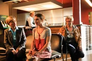 Martina Seiffert (Astrid M. Fu?nderich, l.) fragt sich, ob Janine Ritter (Paula Hans) und Dennis Pflieger (Florian Rummel, r.) wirklich nur wissen wollen, was geschehen ist. Sie hat den Eindruck, dass mehr hinter deren Besuch auf dem Kommissariat steckt. (Im Hintergrund Komparsen.)
