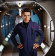 (3. Staffel) - Als Waffenexperte tritt Lieutenant Malcolm Reed (Dominic Keating) immer dann in Aktion, wenn die friedliche Mission der Enterprise durch milit&auml;rische &Uuml;bergriffe feindlich gesinnter Au&szlig;erirdischer gef&auml;hrdet wird ...