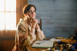 Meg (Emma Watson), die &Auml;lteste der March-Schwestern, tr&auml;umt angesichts der Geldsorgen ihrer kleinen Familie von besseren Zeiten.