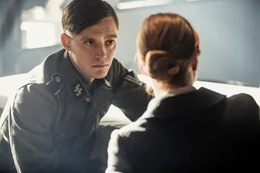 Der SS-Rottenf&uuml;hrer Max Beyer (Jonas Nay, l.) schmiedet einen Plan mit seiner Kollegin Elsa Strumpf (Leonie Benesch, r.).