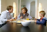 Nach Jahren des Verheimlichens versucht Gregor (Pierre Besson, links), f&uuml;r seine Freundin Katja (Muriel Baumeister) und seinen Sohn Lukas (Maurice Teichert) ein echter Familienvater zu sein.