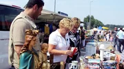 Tr&ouml;delexperte S&uuml;kr&uuml; Pehlivan (li.) versucht mit Rosa (Mitte) und Helene auf dem Flohmarkt die gesammelten Sch&auml;tze zu verkaufen.