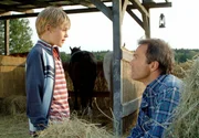 Der kleine Lukas (Maurice Teichert) beginnt, den sympathischen Nils (Hannes Jaenicke, rechts) in sein Herz zu schlie&szlig;en.