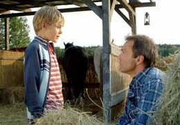 Der kleine Lukas (Maurice Teichert) beginnt, den sympathischen Nils (Hannes Jaenicke, rechts) in sein Herz zu schlie&szlig;en.