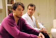 Robert (Lorenzo Patan&eacute;, l.) weiht Nils (Florian Stadler, r.) ein, dass sich Eva von ihm getrennt hat.