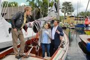 Auf einem Boot kommt es zu einem tragischen Mord. Ein Fall f&uuml;r die Rosenheimer Ermittler: Polizist Mohr (Max M&uuml;ller, l.), Pathologin Sandra Mai (Sina Wilke, M.) und Kommissar Hansen (Igor Jeftić, r.).