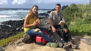 Tamina Kallert (l) und Wanderf&uuml;hrer Tiago Botelho machen ein Picknick an der K&uuml;ste von Mosteiros auf der Hauptinsel Sao Miguel.