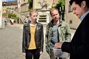 Hannah Zeiler (Nora Waldstätten), Micha Oberländer (Matthias Koeberlin, m.) und Thomas Komlatschek (Hary Prinz, r.) bei ihren Ermittlungen kurz nach dem Blutritt. Hannah Zeiler (Nora Waldstätten), Micha Oberländer (Matthias Koeberlin, m.) und Thomas Komlatschek (Hary Prinz, r.) bei ihren Ermittlungen kurz nach dem Blutritt.