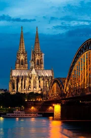 K&ouml;lner Dom mit der Hohenzollernbr&uuml;cke in der Abendd&auml;mmerung.