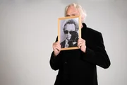 "Der gro&szlig;e Blonde mit den roten Haaren" steht f&uuml;r Pierre Richards slapstickhafte Art des Humors.
