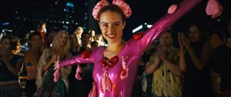 Das namenlose Ballon Girl (Grace Van Patten) ist nur eine von vielen ungew&ouml;hnlichen Begegnungen, zu denen Sams Nachforschungen ihn f&uuml;hren.