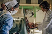 Kinderl&auml;hmung? Als die Lungenfunktion des kleinen Werner (Hugo Gross, Mi.) versagt, muss Kinder&auml;rztin Dr. Ingeborg Rapoport (Nina Kunzendorf, re.) den Jungen in die Eiserne Lunge legen. Schwester Arianna (Patricia Meeden, li.) assistiert.