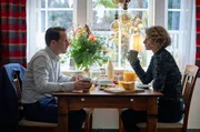 Angespannte Stimmung zwischen Frank (David Rott, li.) und seiner Frau Cornelia (Anna Maria Sturm, re.).