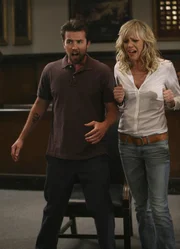 K&ouml;nnen Mac (Rob McElhenney, l.) und Dee (Kaitlin Olson, r.) das Gericht t&auml;uschen?