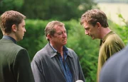 Barnaby (John Nettles, M.) und Troy (Daniel Casey, l.) wollen es wissen: Hat der Autohändler Mungo Mortimer (Colin Tierney, r.) ein Alibi für die Nacht, in der seine Tante starb? Barnaby (John Nettles, M.) und Troy (Daniel Casey, l.) wollen es wissen: Hat der Autohändler Mungo Mortimer (Colin Tierney, r.) ein Alibi für die Nacht, in der seine Tante starb?