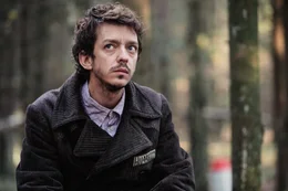 Der Kriegsgefangene Gilles (Nahuel P&eacute;rez Biscayart) wurde zur M&uuml;llentsorgung in den Wald geschickt und denkt &uuml;ber einen Fluchtversuch nach.