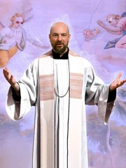 Key Visual/Cover ohne Typo zu "Himmel, Herrgott, Sakrament" mit dem Pfarrer Hans Reiser (Stephan Zinner).