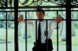 Obwohl Lehrer Sam freigesprochen wurde, beschatten Polizeikommissar Duquette (Kevin Bacon) und sein Kollege Perez ihn weiterhin - bis schlie&szlig;lich ein Mord passiert ...