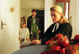 Besorgt beobachten Kai (Marco Bretscher-Coschignano) und Mareile (Nelly Keusch) den Gewissenskonflikt ihrer Mutter Anja (Barbara Rudnik).