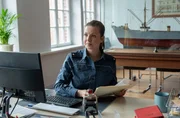 Zollinspektorin Klara Hellwig (Katrin Ingendoh) überprüft die Frachtpapiere. Zollinspektorin Klara Hellwig (Katrin Ingendoh) überprüft die Frachtpapiere.