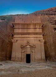 Die antike Stadt Hegra geht auf nordwestarabische Nomadenst&auml;mme zur&uuml;ck, die sich Nabatu (Nabat&auml;er) nannten.