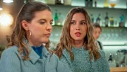 Lara (Alexandra Fonsatti, r.) erkennt, wie sehr Valerie (Maike Johanna Reuter, l.) sich selbst isoliert hat und geht einen Schritt auf ihre Freundin zu. Lara (Alexandra Fonsatti, r.) erkennt, wie sehr Valerie (Maike Johanna Reuter, l.) sich selbst isoliert hat und geht einen Schritt auf ihre Freundin zu.