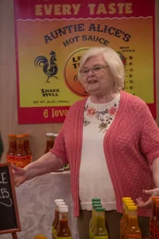 Auntie Alice (June Squibb).