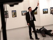 Ein unbekannter Bewaffneter schreit, nachdem er am Montag, dem 19. Dezember 2016, in einer Fotogalerie in Ankara, T&uuml;rkei, den russischen Botschafter in der T&uuml;rkei, Andrej Karlow, erschossen hat. Ein russischer Beamter teilt mit, dass der Botschafter seines Landes in der T&uuml;rkei nach einem Schusswechsel mit einem Bewaffneten in Ankara verstorben ist.