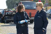 Julia Demmler (Wendy Güntensperger) und Nele Fehrenbach (Floriane Daniel, r.) glauben nicht an einen Unfall. Wurde das Auto womöglich manipuliert? Julia Demmler (Wendy Güntensperger) und Nele Fehrenbach (Floriane Daniel, r.) glauben nicht an einen Unfall. Wurde das Auto womöglich manipuliert?