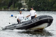 Wolf Malletzke (Christoph Grunert, r.) und Fahri Celik (Hassan Akkouch, l.) mit dem Polizeiboot auf dem Weg zur Ruderstrecke Gr&uuml;nau - die Olympionikin Dagmar Ehwald wurde tot im Wasser gefunden.