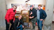 Kreativkopf Jockel Poschmann (2.v.l.) will aus dem kaputten 50er-Jahre-Kühlschrank eine Bar im Jukebox-Design machen. V.l.n.r.: Till Eitel, Joachim "Jockel" Poschmann, Sprayer Smoe und Moderator Oli P. Kreativkopf Jockel Poschmann (2.v.l.) will aus dem kaputten 50er-Jahre-Kühlschrank eine Bar im Jukebox-Design machen. V.l.n.r.: Till Eitel, Joachim "Jockel" Poschmann, Sprayer Smoe und Moderator Oli P.