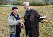 Mark Degen (Sky Du Mont, re.) und Taxifahrer Josef &bdquo;Joschi&ldquo; Sownietz (August Schm&ouml;lzer) untersuchen ein K&uuml;rbisfeld.
