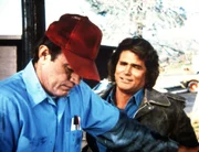Jonathan (Michael Landon, r.) freundet sich mit Earl (John Lawlor, l.) an, einem Tankstellenbesitzer, bei dem er einen Auftrag zu erf&uuml;llen hat.