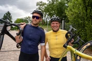 Der ehemalige Radrennprofi Jan Ullrich (r.) spricht mit Psychologe Leon Windscheid (l.) &uuml;ber seine psychischen Tiefpunkte, wie er es wieder raus geschafft hat.