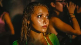 Beim Partyurlaub mit ihren Freundinnen will Tara (Mia McKenna-Bruce) ihr erstes Mal erleben, doch sie macht dabei eine schlechte Erfahrung.