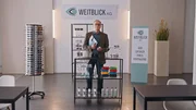 Elmar (J&uuml;rgen Heinrich) arbeitet jetzt f&uuml;r die die Kette &bdquo;Weitblick&rdquo;.