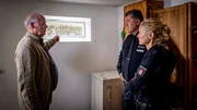 Der pensionierte Kollege Willi Schipper (Wolfgang Finck, l.) hat einen Einbruch gemeldet, dem Hans (Bruno F. Apitz, M.) und Franzi (Rhea Harder-Vennewald, r.) nachgehen.