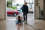 Kommissar Matti Wagner (Pierre Besson, r.) sucht Nils Steiner (Frederik G&ouml;tz, l.) in dessen Fleischerei auf, um ihn zum Mord an der Wachleiterin der Freiwilligen Feuerwehr zu befragen. (Komparse im Bild)