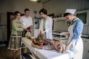 Kinderl&auml;hmung? Im Beisein seiner Eltern (v.l.n.r. Anne Kanis, Ulrich Friedrich Brandhoff) untersuchen Kinder&auml;rztin Dr. Ingeborg Rapaport (Nina Kunzendorf, 2.v.r.) und Schwester Arianna (Patricia Meeden, r.) den kleinen Werner Simoneit (Hugo Gross, 2.v.r.).