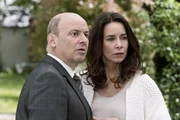 Der verheiratete Finanzamtsleiter Grabowski (Vittorio Alfieri) hat ein Verh&auml;ltnis mit Andrea Seekatz (Katharina M&uuml;ller-Elmau), der Ehefrau des ermordeten Christopher Steghartz.