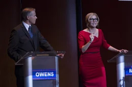 Minister Edwindge Owens (Kyle Secor, l.); Senatorin Charlie Roan (Elizabeth Mitchell, r.)