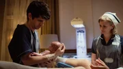 Nach einer scheinbar reibungslosen Geburt macht Adam (Ben Whishaw) eine fatale Entdeckung. Adam muss sofort handeln, um das Leben seiner Patientin zu retten, doch die Hebamme Serena (Lucy Russell) hat eine schlechte Nachricht.