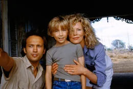 Kuki Gallmann (Kim Basinger, r.) wandert mit ihrem Sohn Emanuele (Liam Aiken, M.) und Ehemann Paolo (Vincent Perez, l.) nach Afrika aus.